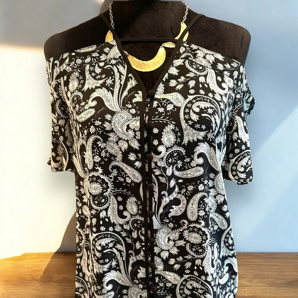 Express Paisley Cold Shoulders Top Short Sleeves Black White Sz Med Button Front - Picture 3 of 8